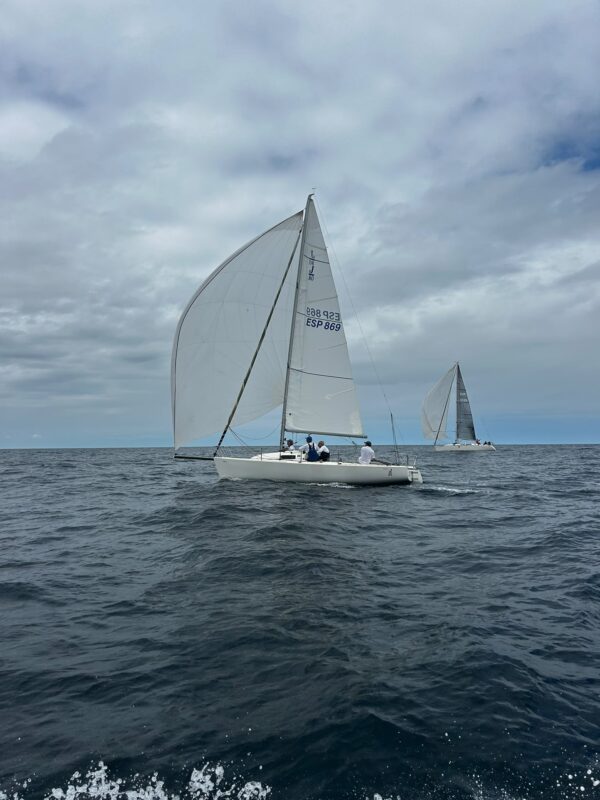 La VI regata de la Autoridad Portuaria de Santander disfruta de una gran jornada de vela en la bahía santanderina